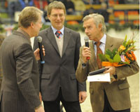 Peter Luther (r.) im Dialog mit Fernsehkommentator Carsten Sostmeier und Holsteins Verbandspräsident Lüneburg.